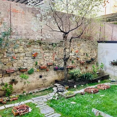 Windows On The Garden Apartment